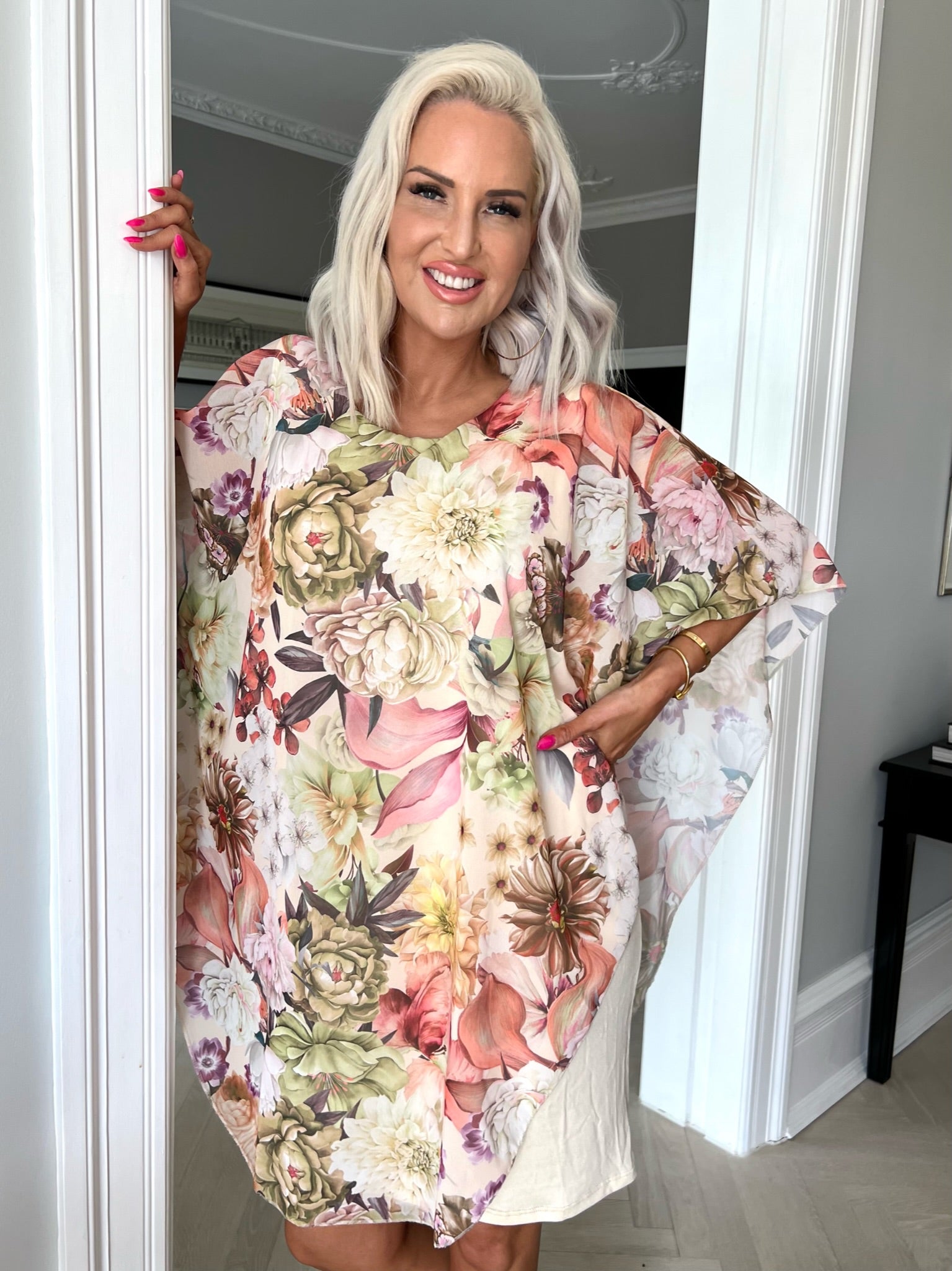 Kenya Big Flower - Tunikakjole med chiffonlag i blomsterprint